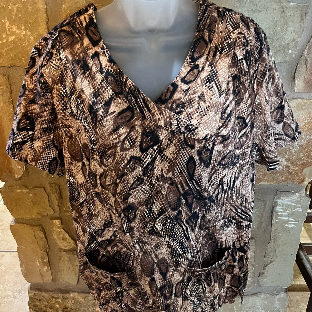 Landau Made Better Snake Print Scrub Top Women Large XL Pockets Cotton Spandex